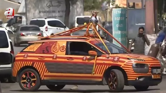 Galatasaraylılar şampiyonluk şölenine hazır! Otomobilini Galatasaray’ın renkleriyle kapladı