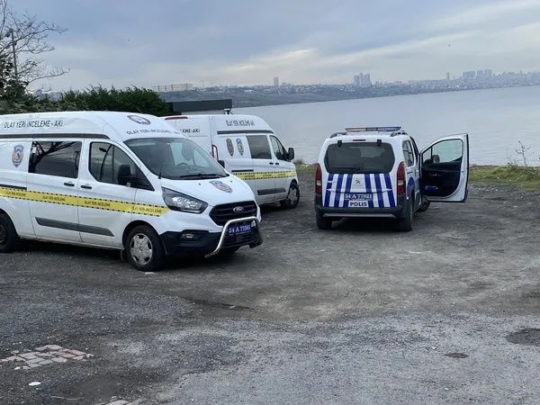 istanbul-kucukcekmecede-kan-donduran-goruntu-golde-30-yasinda-bir-erkek-cesedi-bulundu-1700578264143.jpg