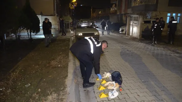 1671937472909.jpg Tartıştığı arkadaşının evine kurşun yağdırdı! Gece yarısı korku dolu anlar - 1