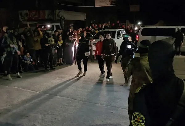 Katil İsrail insani ara tanımıyor! 3 hastane ve mülteci kampına kuşatma! Rehine takası sonrası ambulansta gözaltı...