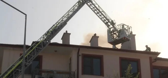 KONYA'DA 5 KATLI BİNANIN ÇATISINDA YANGIN