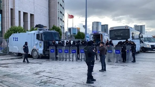 son-dakika-caglayan-adliyesi-onunde-polis-bicaklandi-saldirgan-vuruldu-1642494498510.jpg Son dakika... Çağlayan Adliyesi önünde polis bıçaklandı: Saldırgan vuruldu! - 4
