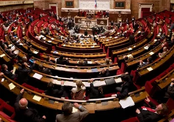 Fransa'da hükümet istifa etti