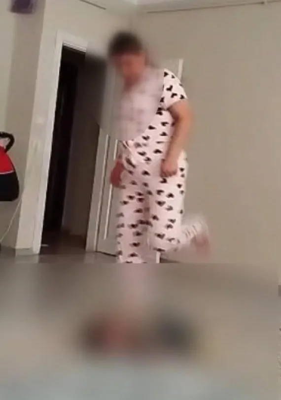 1745733091736.jpg Özbekistanlı bakıcının çocuğa şiddet uyguladığı anlar (DHA)