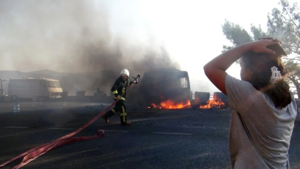 Ekmek teknelerinin yanışını gözyaşları içinde izlediler