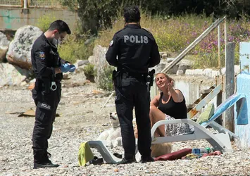 Yasağa uymadı sahilde güneşlenirken yakalandı