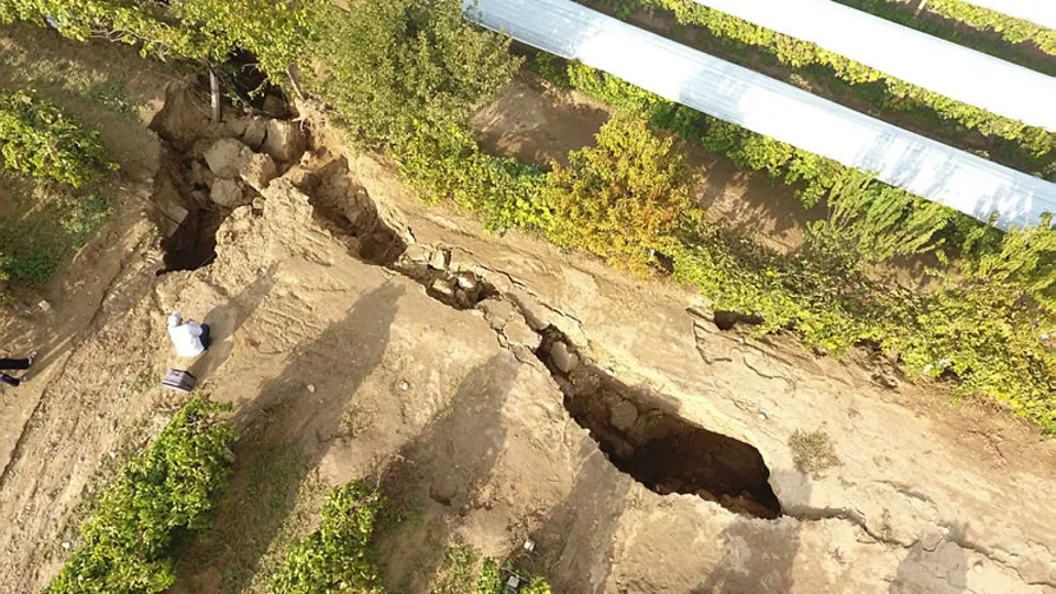 Manisa Sarıgöl'de korkutan olay! Fay hattında 3 metrelik yarıklar oluştu! Bölge halkı tedirgin
