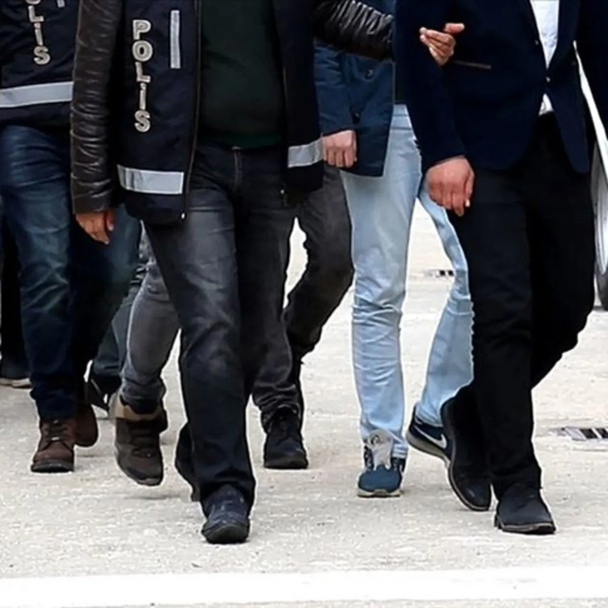İzmir'de FETÖ soruşturmasında 78 şüpheli hakkında gözaltı kararı