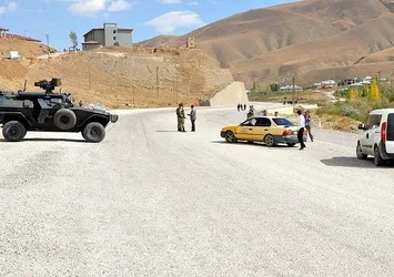 Van'da bombalı araç imha edildi