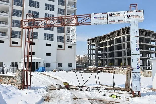 Malatya'da inşaat iskelesi devrildi: 2 işçi yaralandı - 1