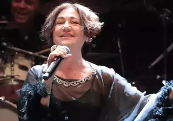 Nazan Öncel’den kötü haber! Usta şarkıcı apar topar hastaneye kaldırıldı