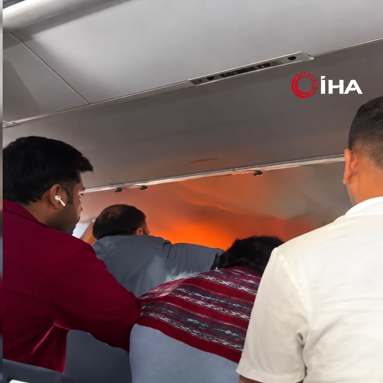 Havada korku dolu dakikalar! Hindistan'da yolcu uçağında elektronik cihaz alev aldı