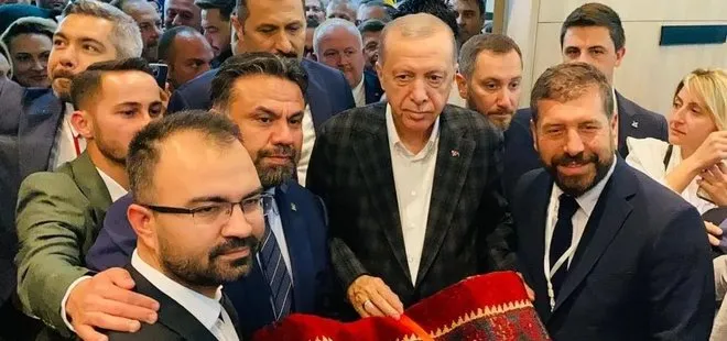 Başkan Erdoğan’ın akşam yemeği Edremitli şeften! Sındırgı’nın yağcıbedir halısı hediye edildi