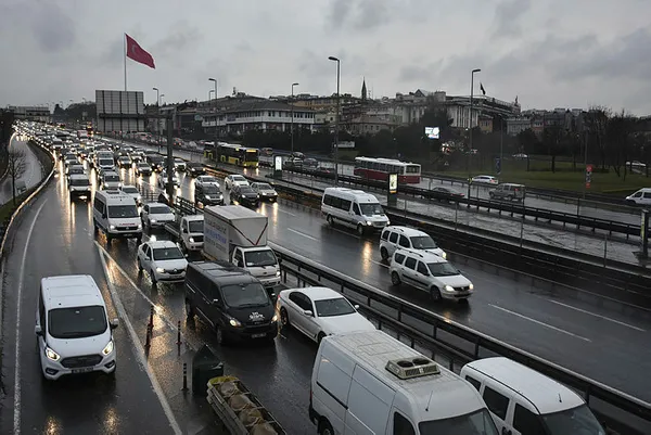 İstanbul'da trafik çilesi! Milyonlarca vatandaş yolda kaldı - 2