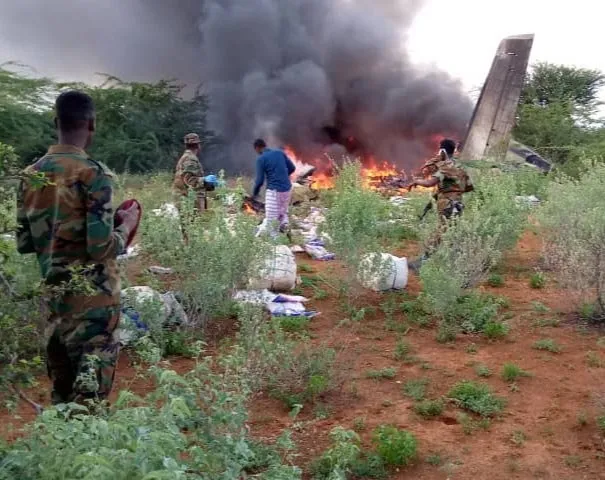 Somali'de yardım malzemeleri taşıyan uçak düştü - 3