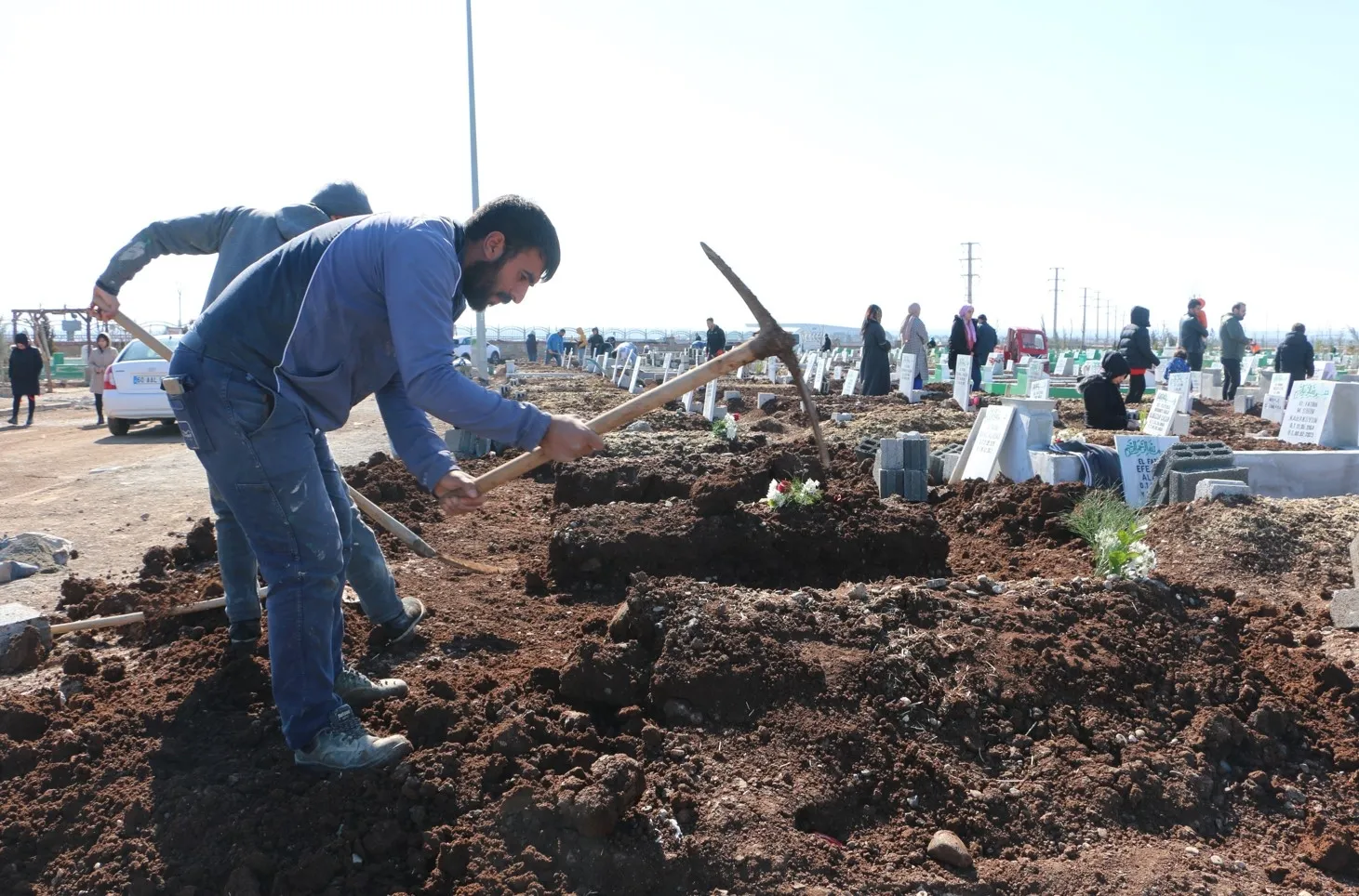 Depremzedeler hatıralarını mezarlıklara bağladı! Yürek yakan kareler
