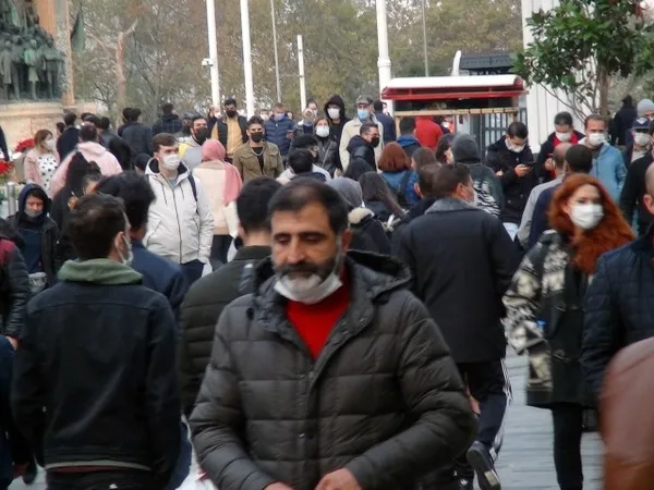 İstanbul Taksim'de korona virüse rağmen oluşan kalabalık dikkat çekti - 2