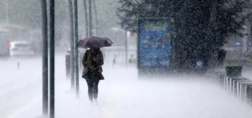 Meteoroloji uyarmıştı! Yollar ve caddeler göle döndü