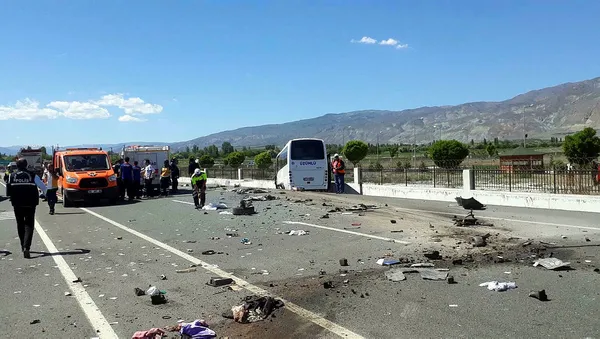 Erzincan'da feci kaza! Ölü ve yaralılar var - 2