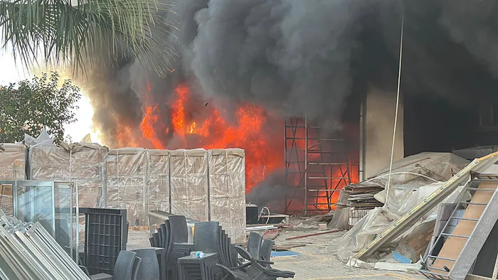 Antalya'da yangın: Bütün apartman alevler içinde! Mahsur kalan işçiler kurtarıldı