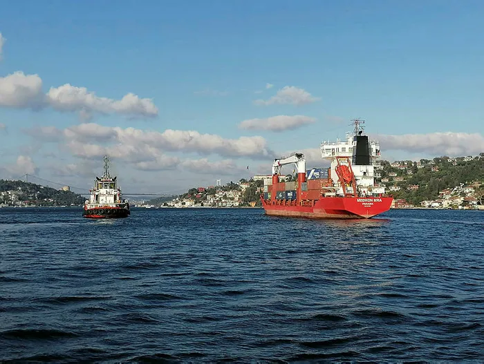Son dakika: İstanbul’da faciadan dönüldü! Dev gemi sürüklendi, kıyıya metreler kala durabildi