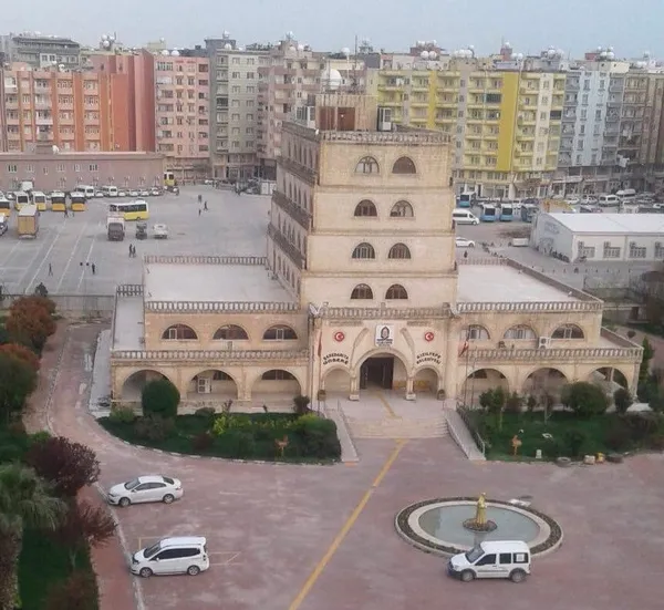 HDP’nin ilk icraatı Türk bayrağını indirmek oldu!