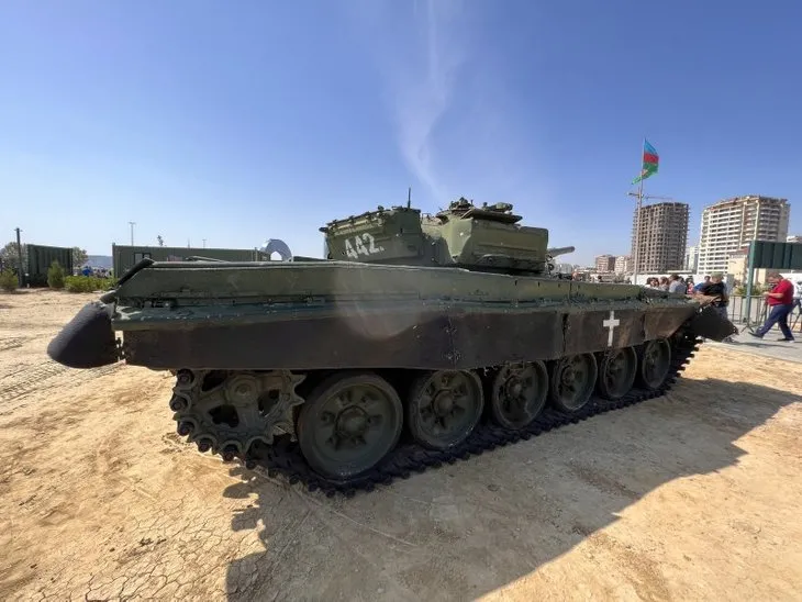 Karabağ’ın işgalinin sembolü tank Bakü’ye getirildi