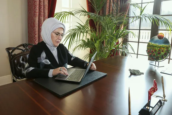 baskan-erdoganin-esi-emine-erdogan-yilin-fotograflari-oylamasina-katildi-1672397973233.jpg Başkan Erdoğan'ın eşi Emine Erdoğan "Yılın Fotoğrafları" oylamasına katıldı - 2