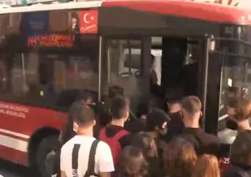 İzmir’de duraklarda yoğunluk! Otobüsler yetersiz kaldı öğrenciler okula yetişemedi