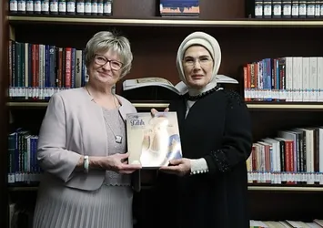 Emine Erdoğan'dan Macaristan liderinin eşi Nagy'e anlamlı hediye