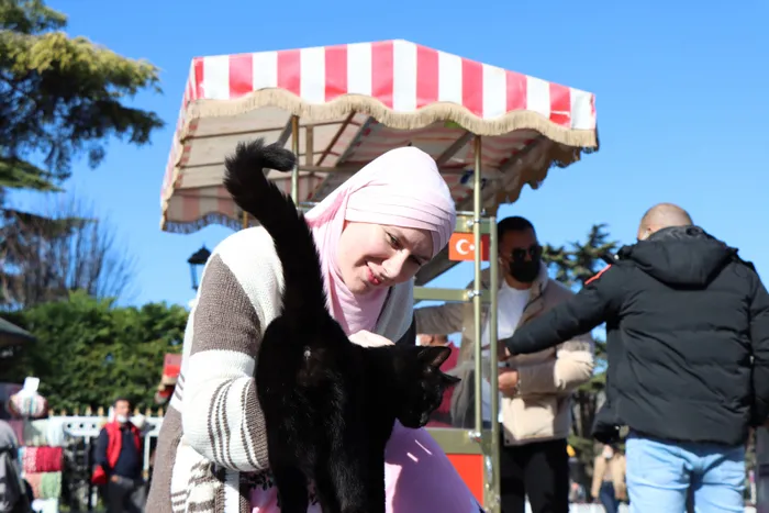 Girmeye çekindiği Sultanahmet Camisi’nde Müslümanlıkla tanışan İngiliz şimdi sosyal medyada İslam’ı anlatıyor