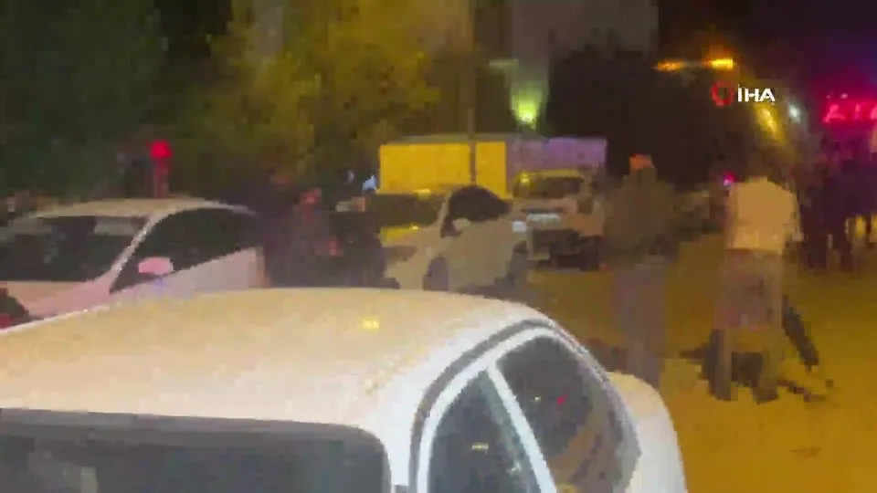 Yere yatırdıkları şahsı öldüresiye dövüp bıçakladılar!