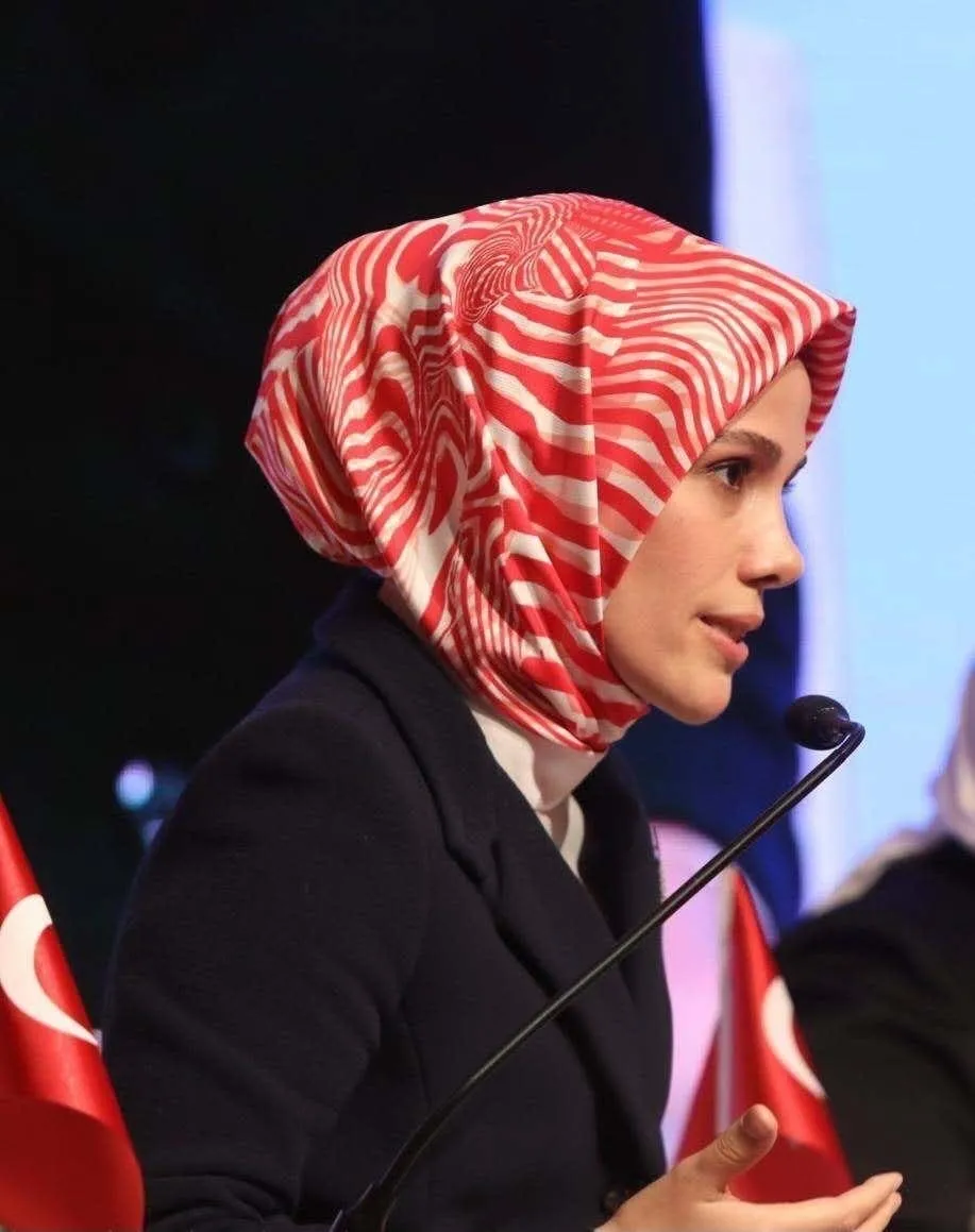 nun-vakfi-baskani-esra-albayraktan-esir-zihin-uyarisi-bandungdan-gazzeye-duzen-coktu-1777494700795.jpg Esra Albayrak, The Jakarta Post gazetesi için ele aldığı yazıda Gazze’ye uzanan süreçte sömürgeciliğin biçim değiştirerek sürdüğünü ve asıl mücadelenin ‘esir zihinle’ olduğunu belirtti. (Foto: ahaber.com.tr)
