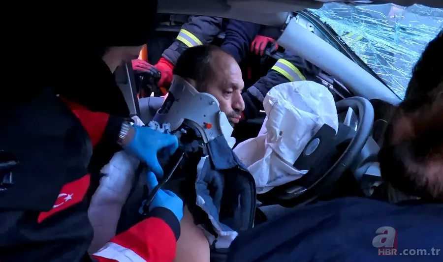 Aksaray’da facia gibi kaza! Minibüs ile otomobil kafa kafaya çarpıştı: 6 yaralı 8