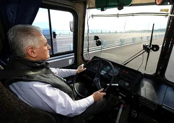 Başbakan Yıldırım otobüsün direksiyonuna geçti