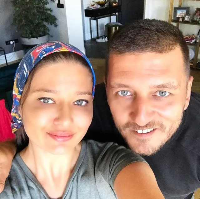 Nurgül Yeşilçay ve kardeşinin pozu sosyal medyayı salladı! Nurgül Yeşilçay’ın kardeşi de sanat camiasından çıktı