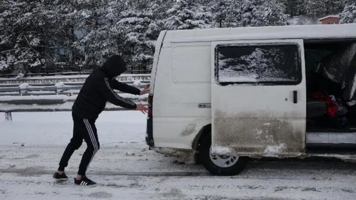 Son dakika: Balıkesir - Bursa karayolunda kar esareti: 15 saattir kapalı! Kuyruğun ucu gözükmüyor - 4