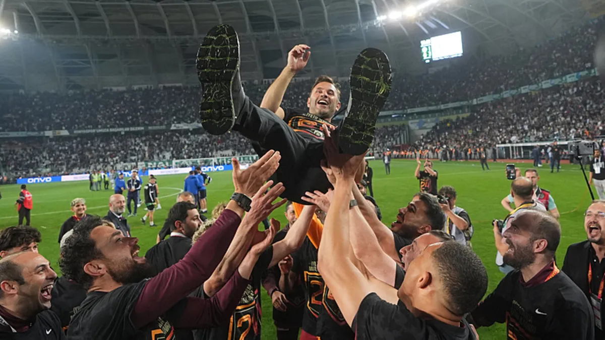 Duble şampiyonluğa duble maaş! Galatasaray'da Okan Buruk ile yeni sözleşme imzalanıyor! İşte o rakam...