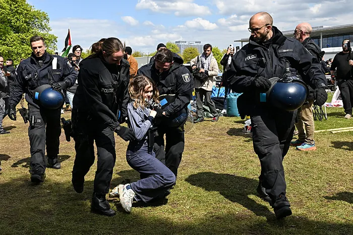 ABD’de büyüyen Gazze protestoları Avrupa’ya sıçradı! Almanya ve Fransa’da gençler gözaltına alındı! Polisler çadırları zorla söktü...