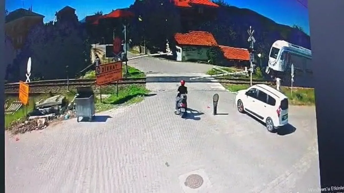 Hemzemin geçitten geçen motosiklet trene çarptı! Kaza anı kamerada