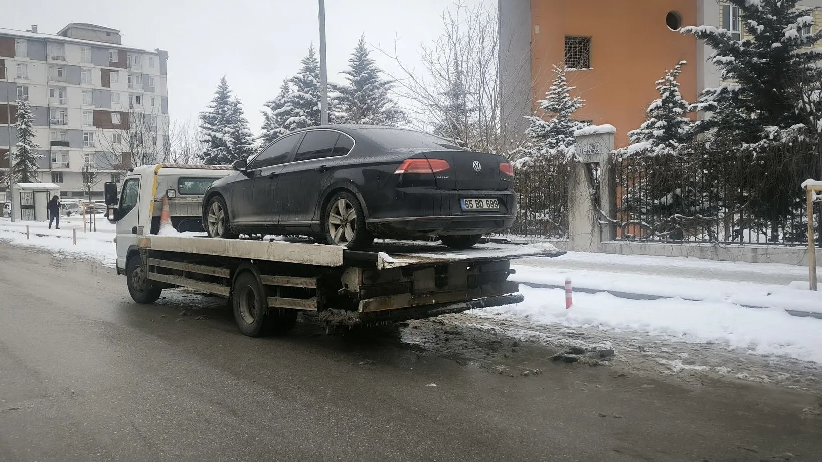 Van'da DEM Partili başkanın resmi aracına haciz şoku