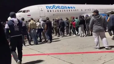 İsrail’den gelen uçak nedeniyle havalimanında arbede çıktı!
