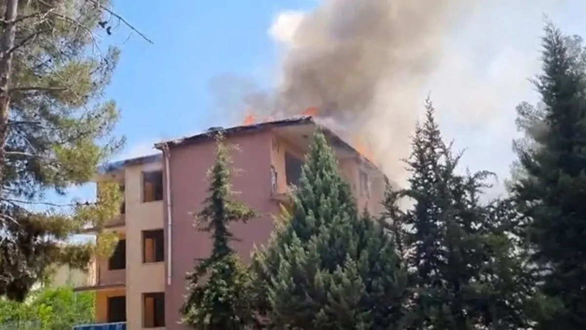 Diyarbakır 'da boş binanın çatısı yandı