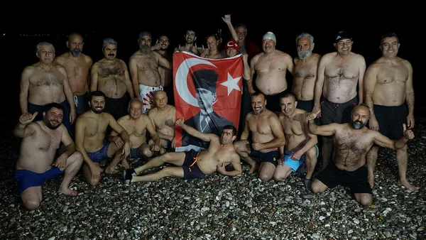 1640987356166.jpg Yeni yılı denize girerek kutladılar: Müzik eşliğinde dans ettiler - 1
