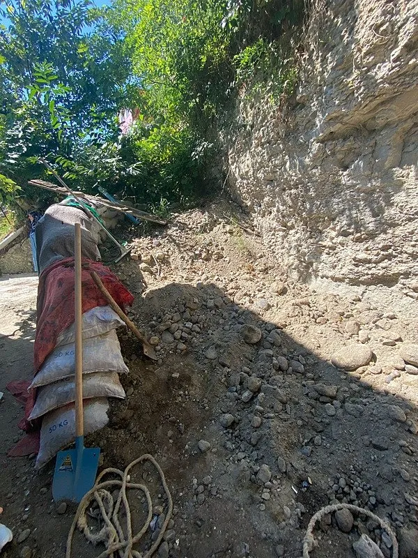 Rüyasında evinin altında define gördü! Anne ile oğlu bahçede 12 metre tünel kazdı