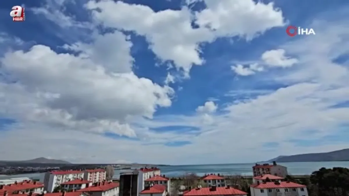 Tatvan semalarındaki bulut geçişleri görsel şölen oluşturdu