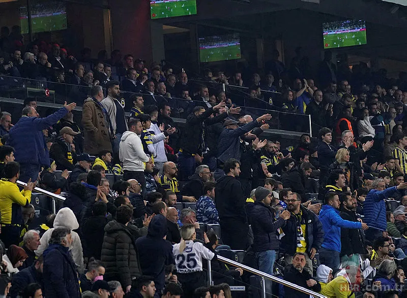 Fenerbahçeli taraftarlardan Ali Koç’a “istifa et” çağrısı! “Fener'i ne hale getirdin” 10