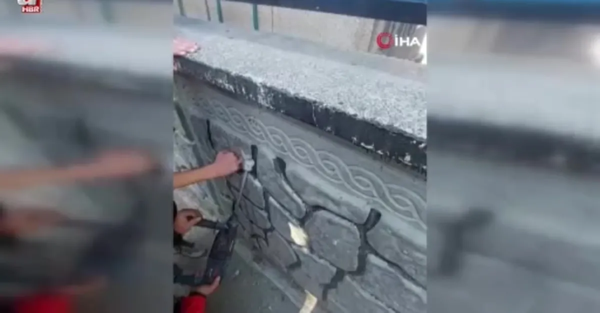 Oyun oynarken parmağını duvara sıkıştırdı