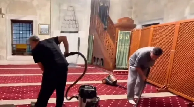 mesut-ozil-uskudardaki-semsi-ahmet-pasa-camiini-temizlerken-goruntulendi-1724771886424.jpg Mesut Özil Üsküdar'daki Şemsi Ahmet Paşa Camii'ni temizlerken görüntülendi! - 4