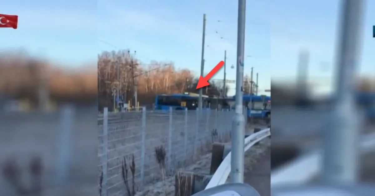 Raylara sıkışan otobüse tren çarptı